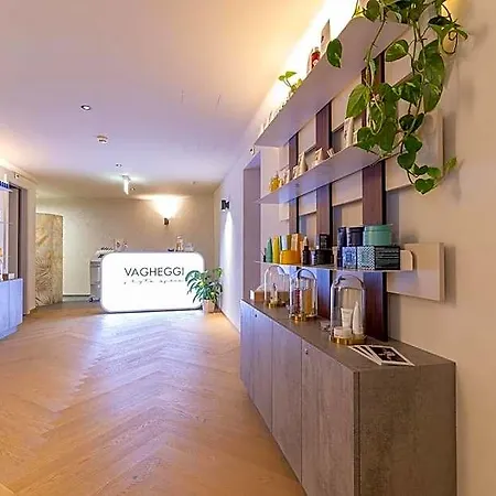 Central, & Lounge Bar 3*