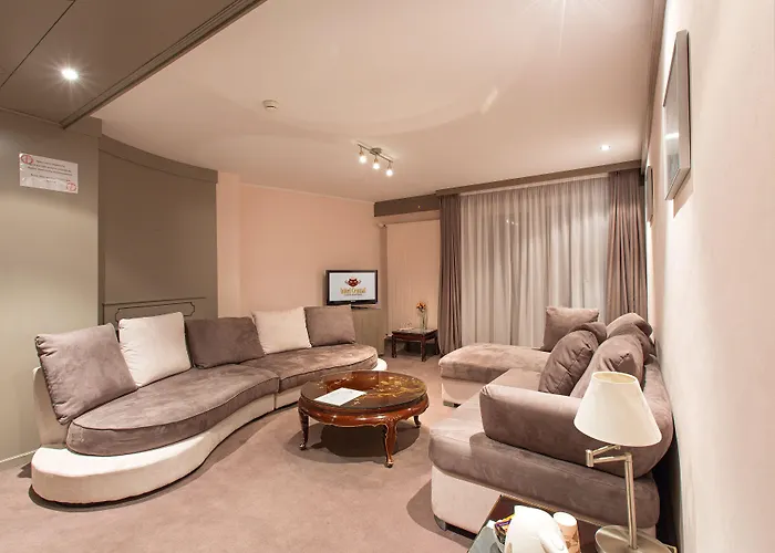 Central, & Lounge Bar 3*