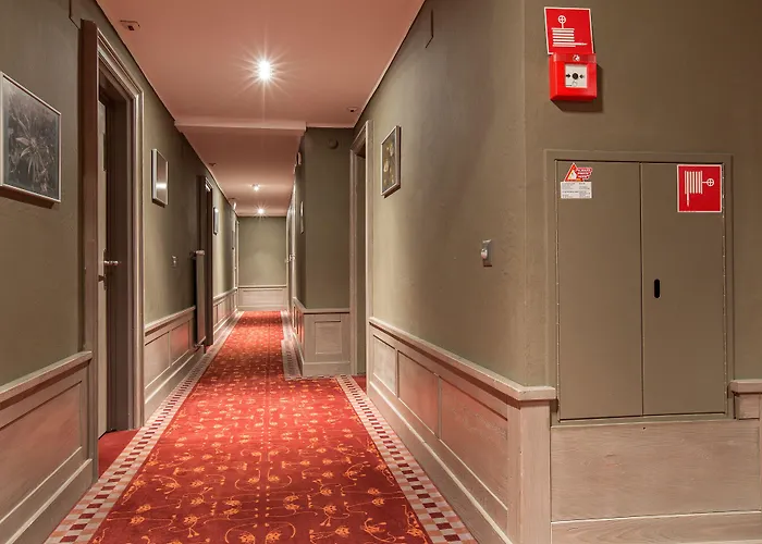 Central, & Lounge Bar