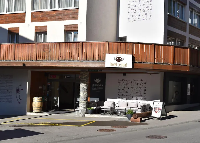 Central, & Lounge Bar 3*