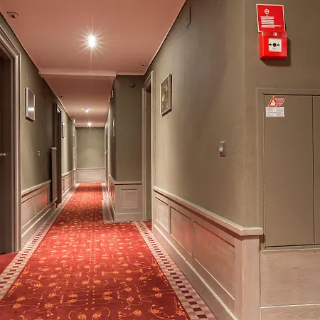 Central, & Lounge Bar