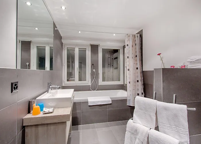 Central, & Lounge Bar Hotel 3*