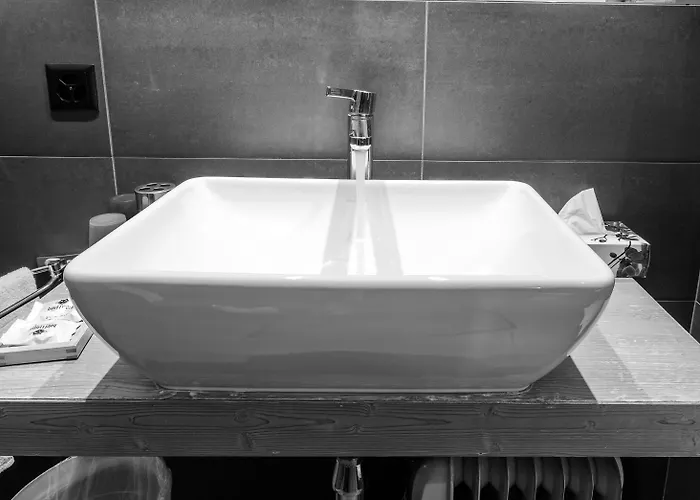 Central, & Lounge Bar