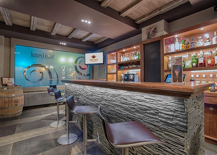 Central, & Lounge Bar 3*