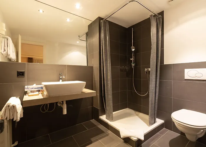 Central, & Lounge Bar Hotel