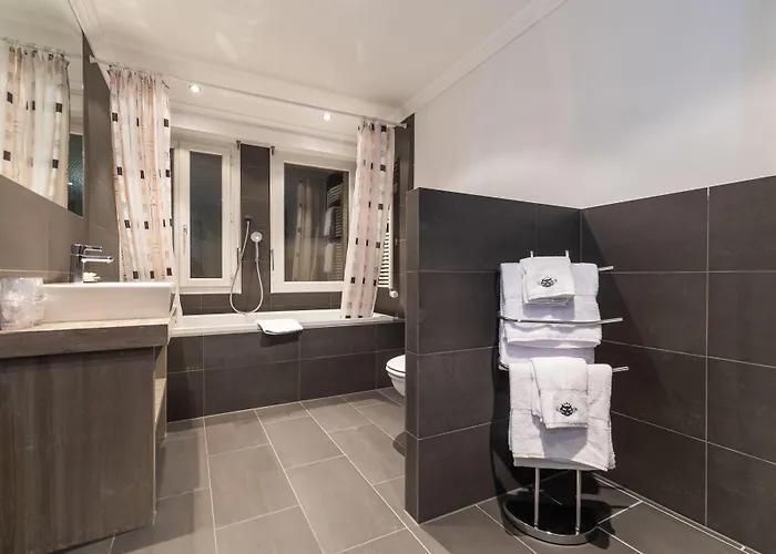 Central, & Lounge Bar